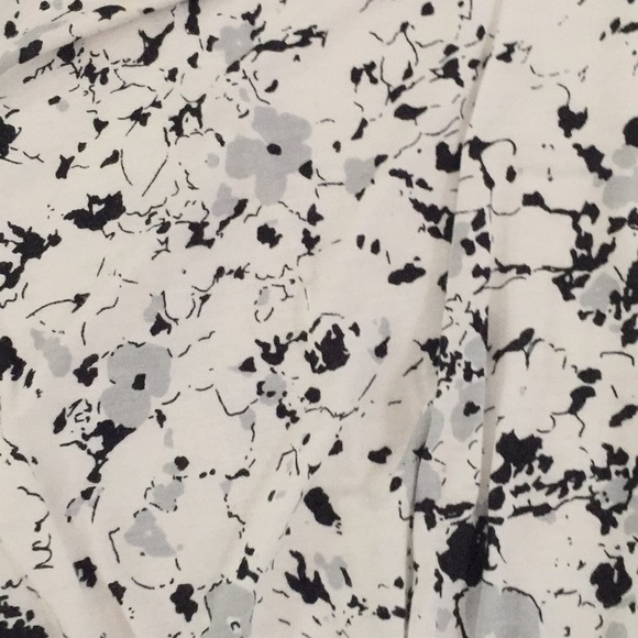 Black and white top - Picture 2 of 3